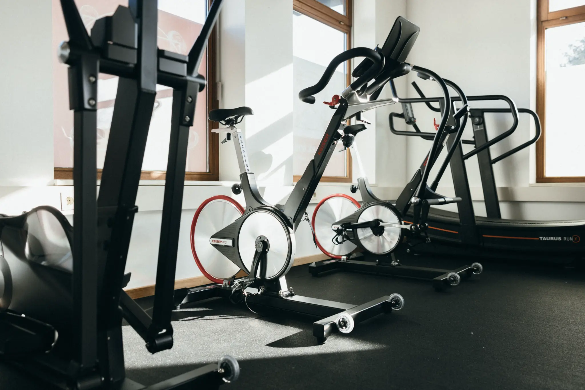 Keiser Bikes und Trainingsgeräte im medizinischen Trainingsraum