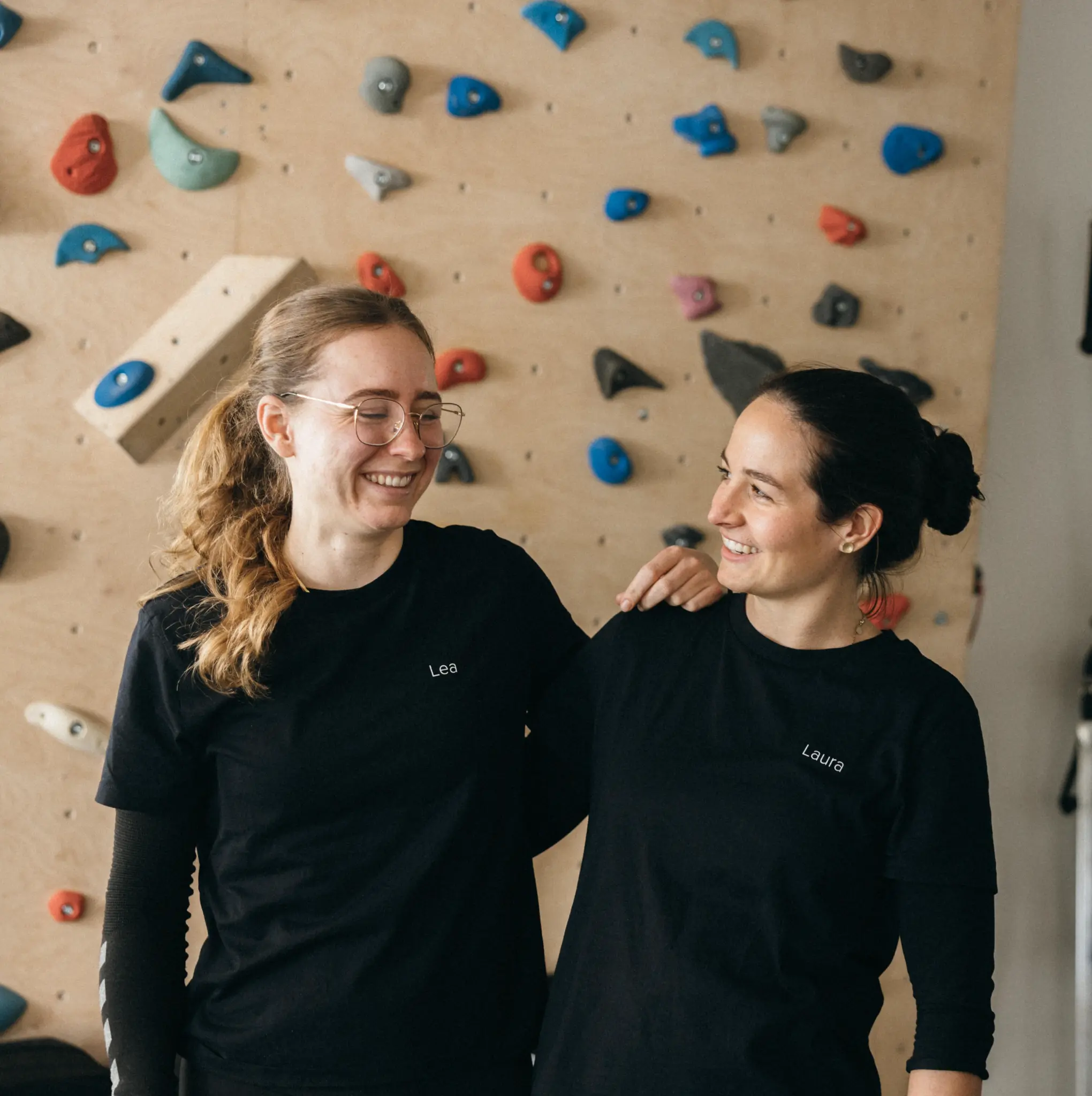 Laura und Lea vor der Kletterwand im Physiowerk Bodensee