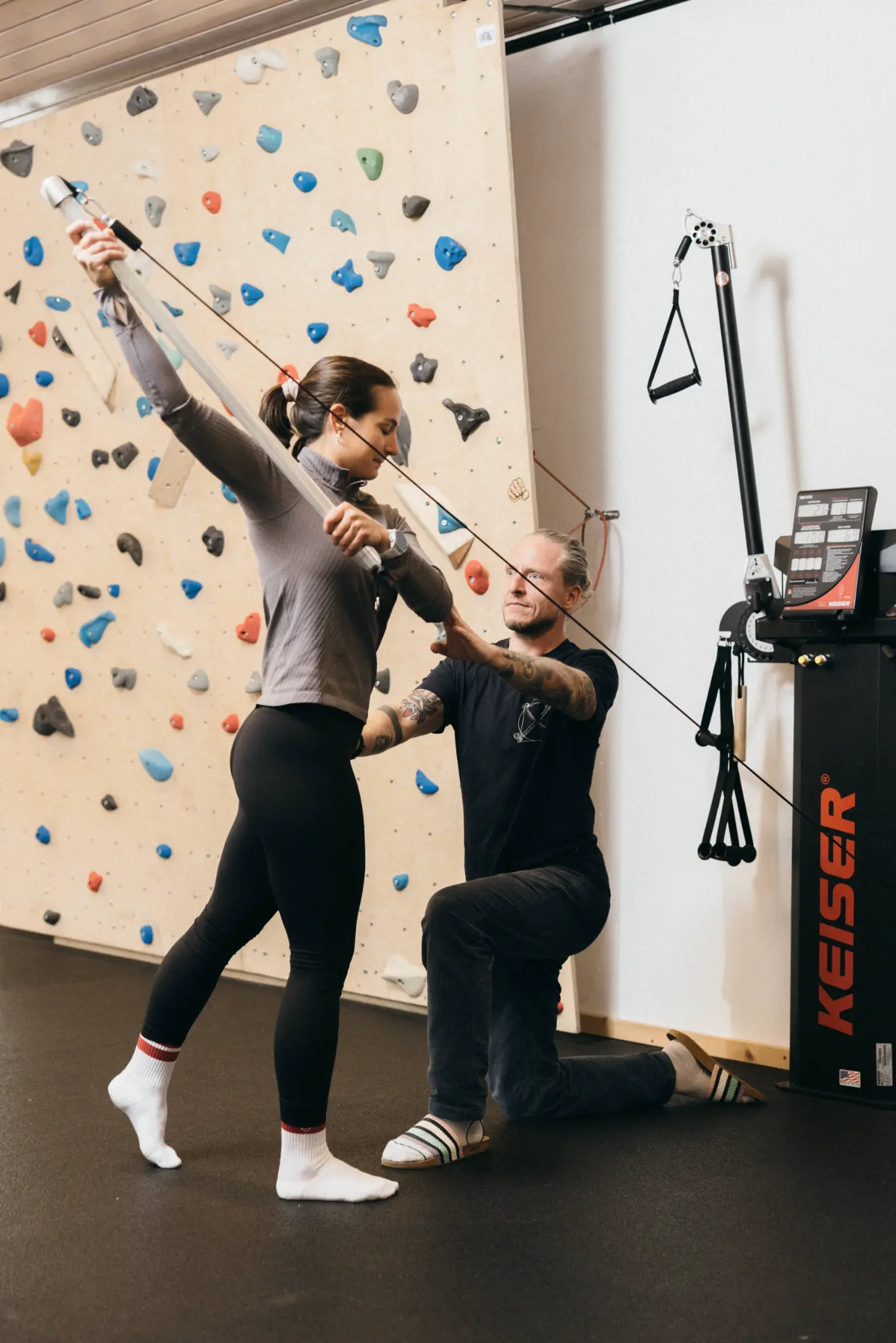 Therapeut mit Patientin am Keiser Seilzug