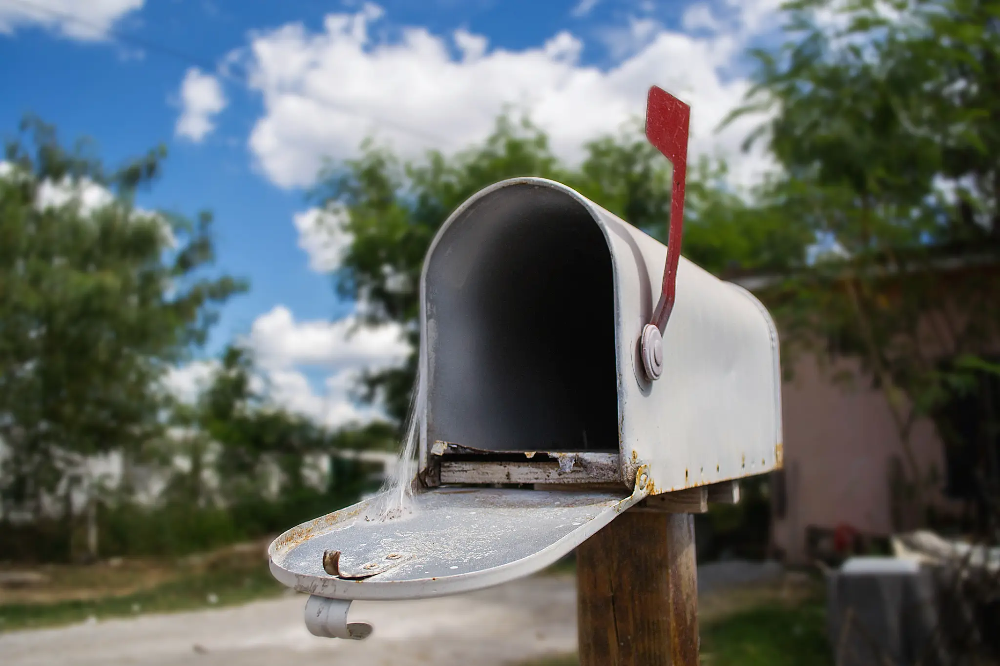 Offener Briefkasten als Symbol für Ihre Nachricht an das Physiowerk Bodensee